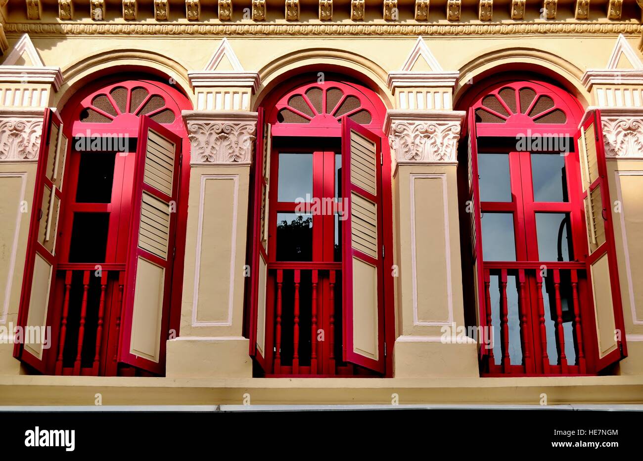 Singapur traditionellen Haus mit roten Fensterläden in der Temple Street, Chinatown Stockfoto