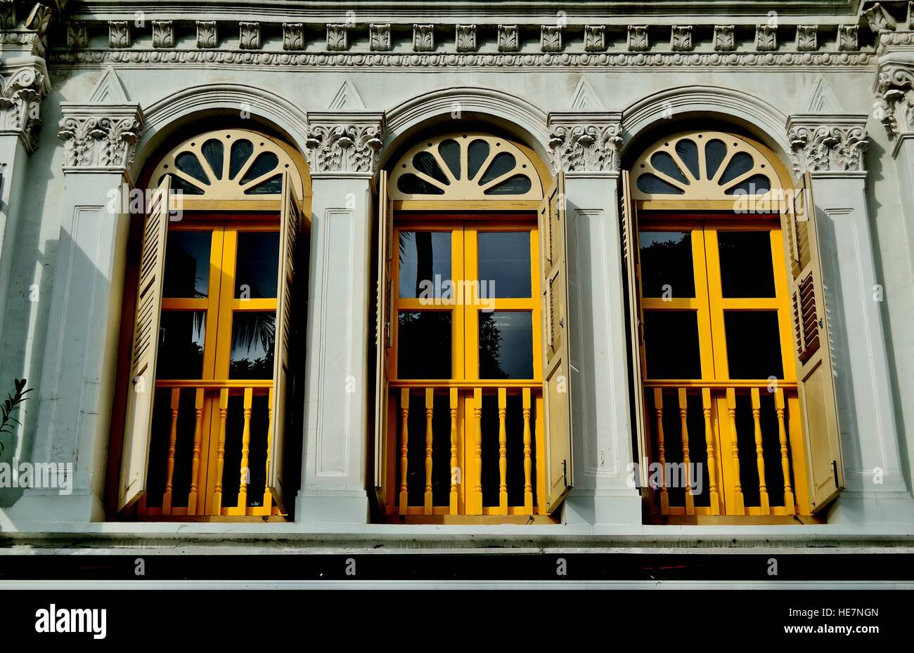 Singapur Traditionelle Chinesische shop Haus mit gelben Fensterläden Stockfoto