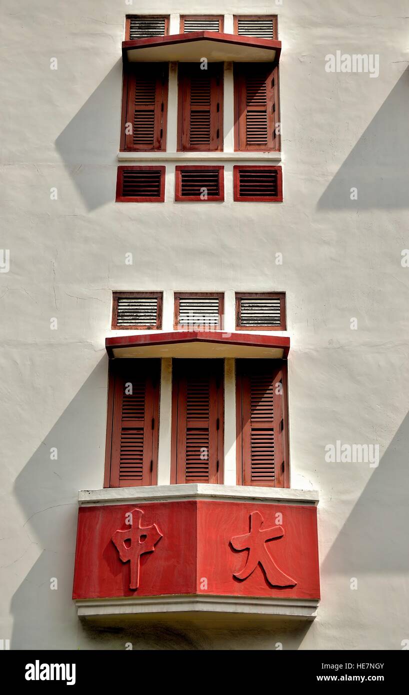 Singapur-Erhaltung-Shop-Haus mit roten Fensterläden und Balkon Stockfoto