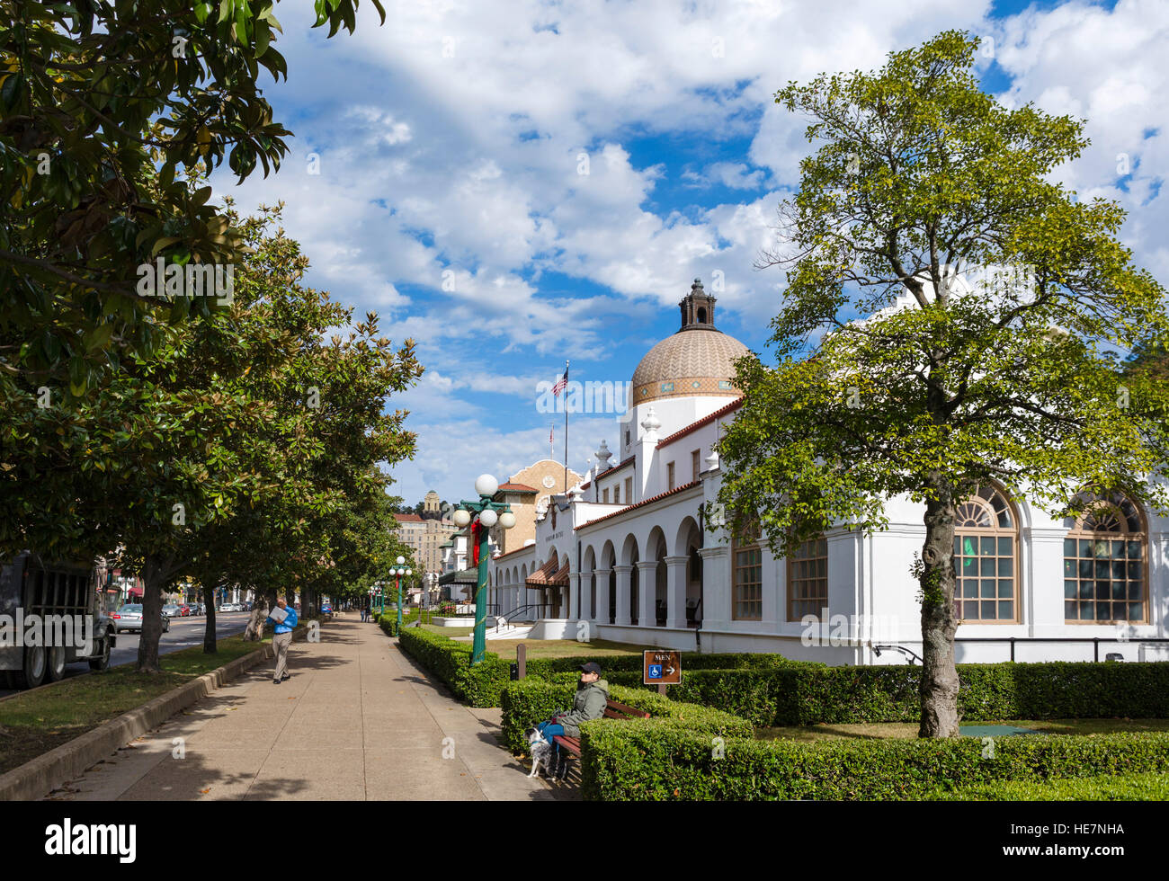 Hot Springs, Arkansas. Central Avenue, 'Bathhouse Row', mit den Qapaw Baths and Spa auf der rechten Seite, Hot Springs National Park, Arkansas, USA Stockfoto