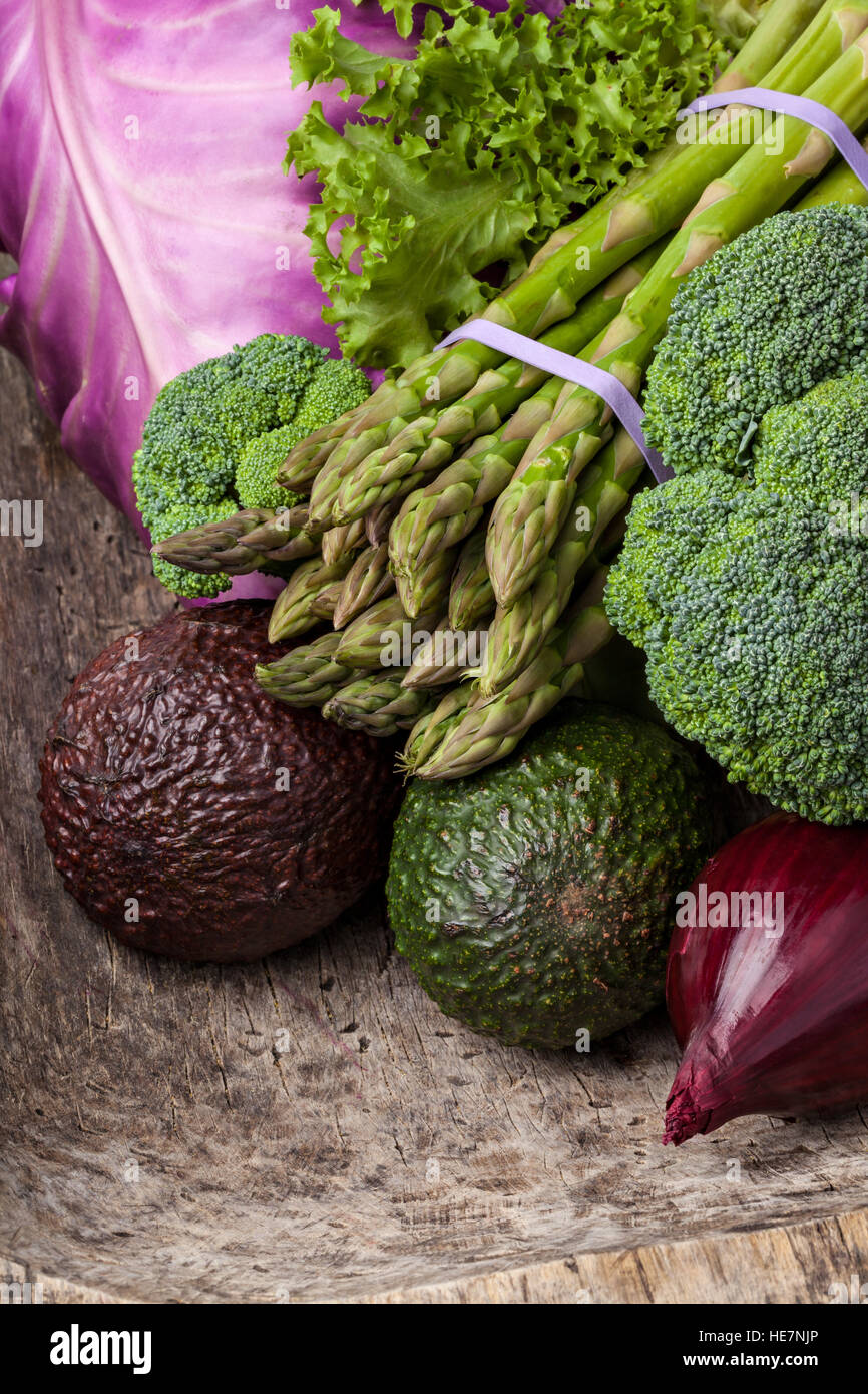Frischen sommerlichen Gemüse: Kohl, Spargel, Avocado, Brokkoli und Salat - auf einem Holztisch Stockfoto