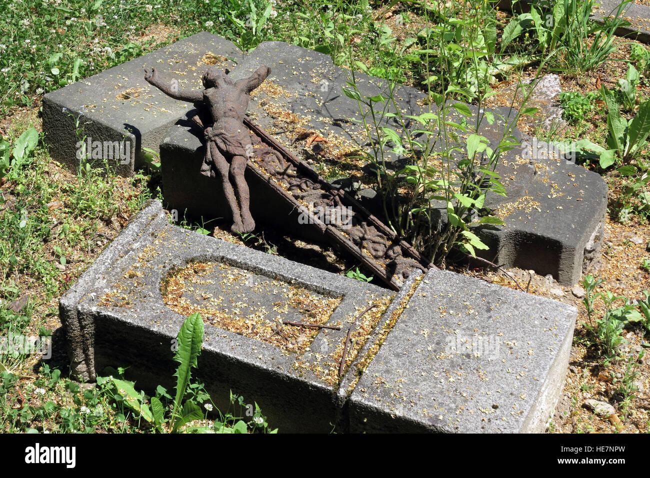 Alte und defekte Grabstein in einem verlassenen Friedhof Stockfoto