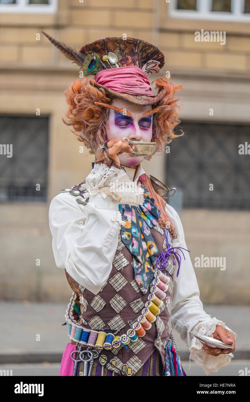 Ein männlicher Street Performer, auf Las Ramblas, in einem selbstgemachten Kostüm wie The Mad Hatter aus Alice im Wunderland suchen, Getränke aus seiner Tasse Tee. Stockfoto