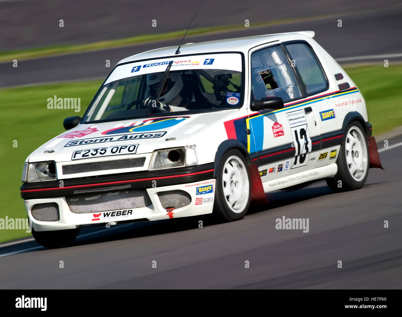 Peugeot 205 1.6 GTI Rennwagen auf der Castle Combe Rennstrecke, Wiltshire, 11. September 2004. Stockfoto