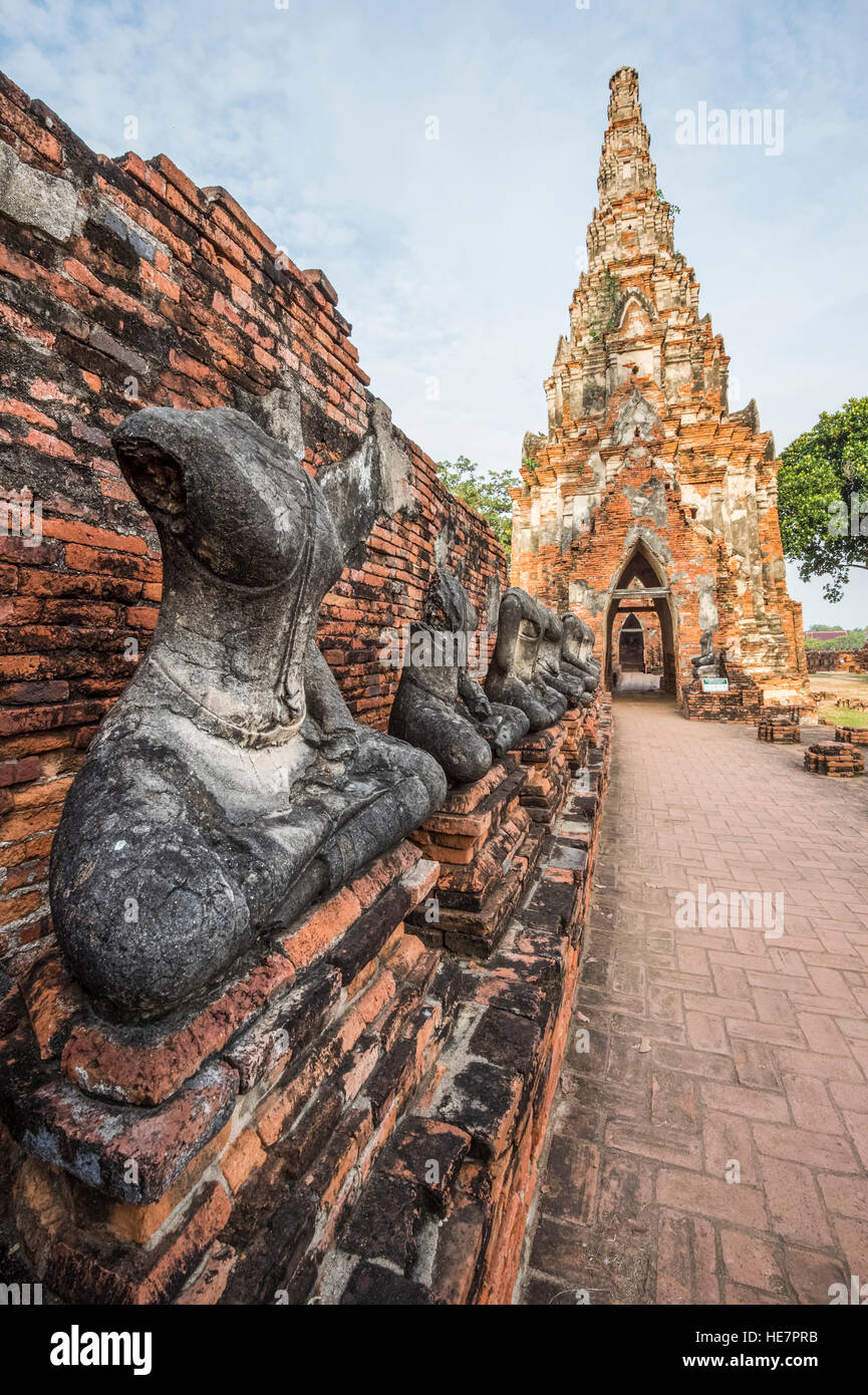 Ayutthaya Heritage Park Buddha-Figuren auf die Ruinen des Wat Chaiwathanram Stockfoto