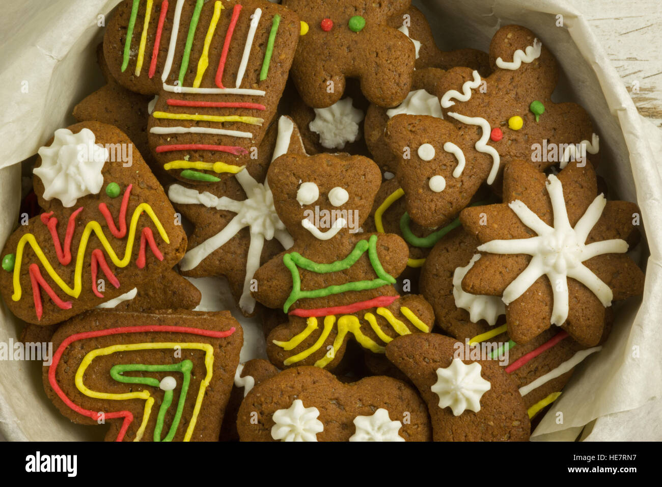 Nahaufnahme von oben auf einen Container voll mit hausgemachten, handbemalt Lebkuchen, Weihnachten. Horizontale, flache Ansicht von oben. Stockfoto