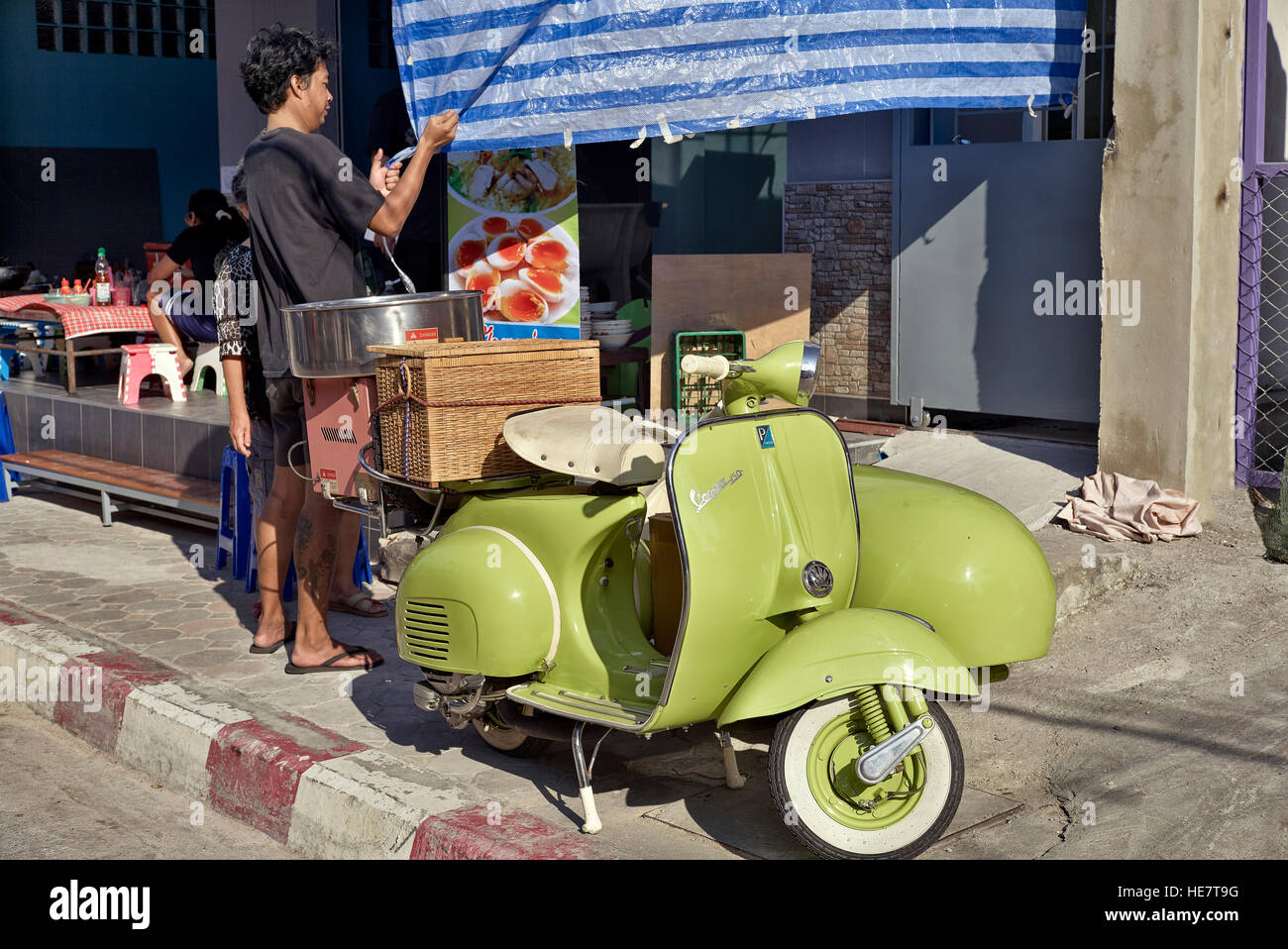 Vespa Roller mit Seitenwagen und hinten montierten Korb für die Lieferung von Lebensmitteln verwendet. Thailand S. E. Asien Stockfoto