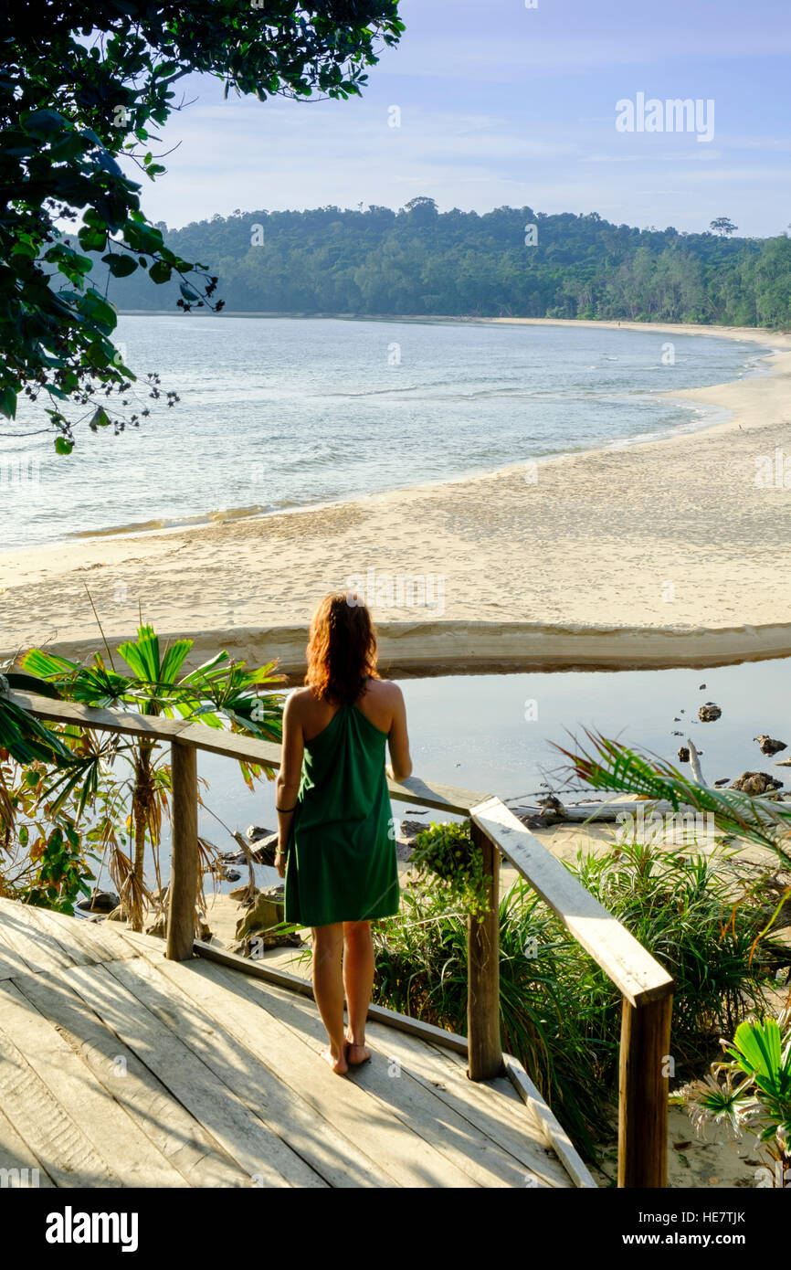 Eine junge Frau blickt auf einem einsamen Strand Kaktus Resort, Koh Ta Kiev, Sihanoukville, Kambodscha Stockfoto