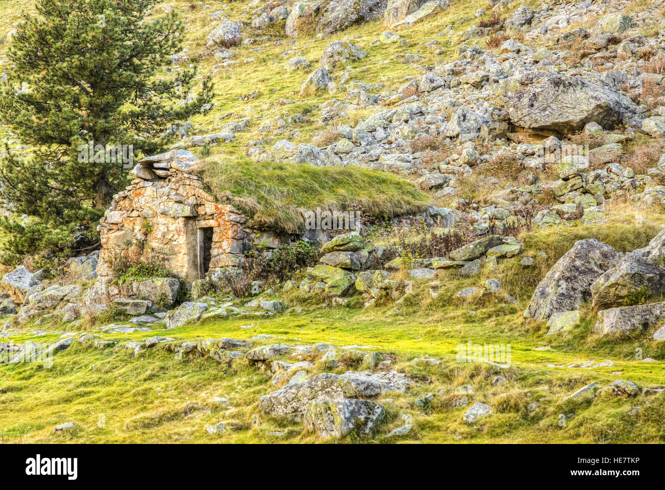 Entfernten Höhenlage Stein Tierheim in den Pyrenäen gelegen. Stockfoto