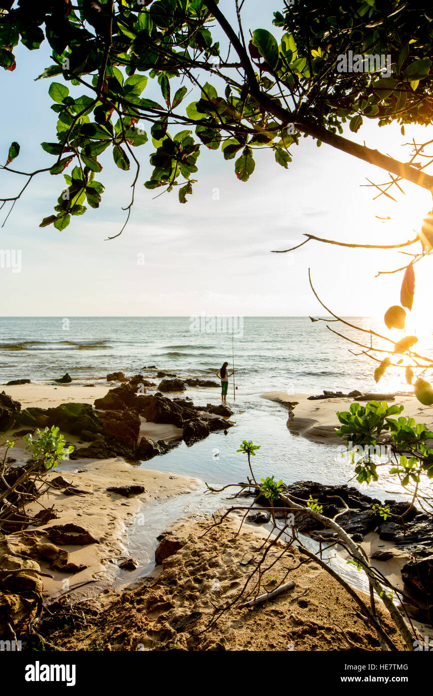 Ein Fischer am Strand Stockfoto