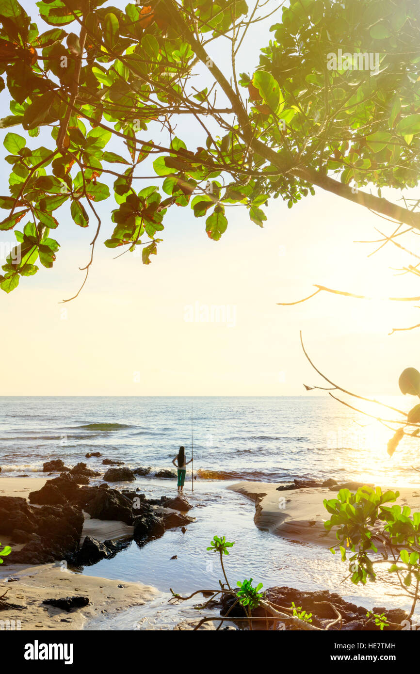 Ein Fischer am Strand Stockfoto