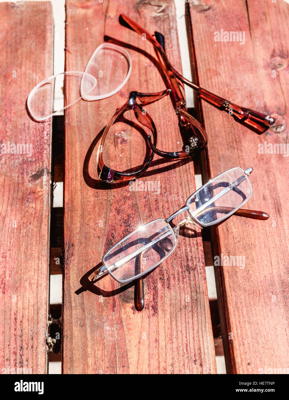 Brille kaputt und ganze auf sonnigen Sommerholz Stockfotografie - Alamy