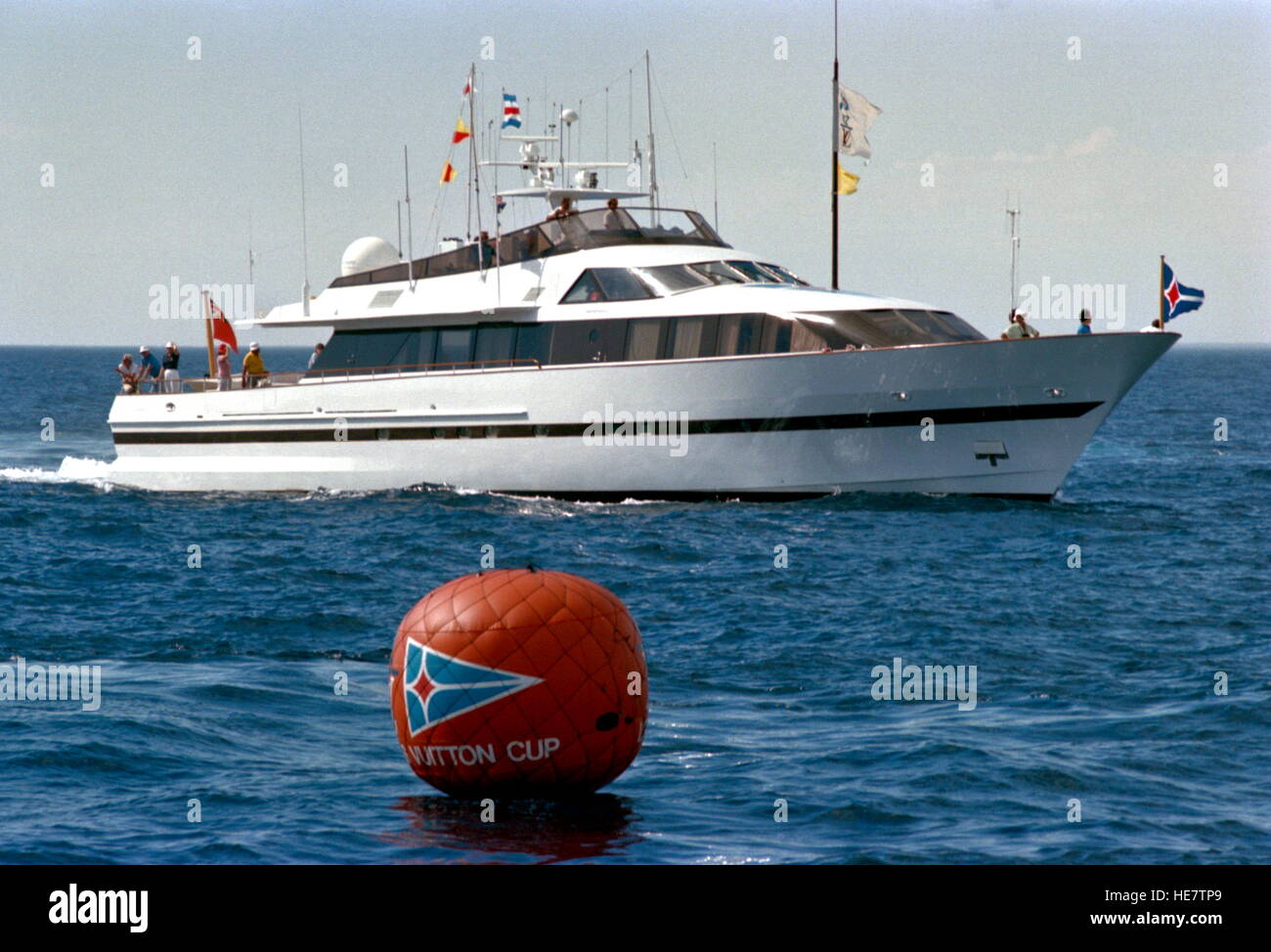 AJAXNETPHOTO. 1986. FREMANTLE, AUSTRALIEN.  -AGA KHAN YACHT - LUXUS YACHT KALAMOUN AUF GAGE STRAßEN WÄHREND DER LOUIS VUITTON AMERICA CUP CHALLENGER SERIES. FOTO: JONATHAN EASTLAND/AJAX REF: 861204 15 Stockfoto