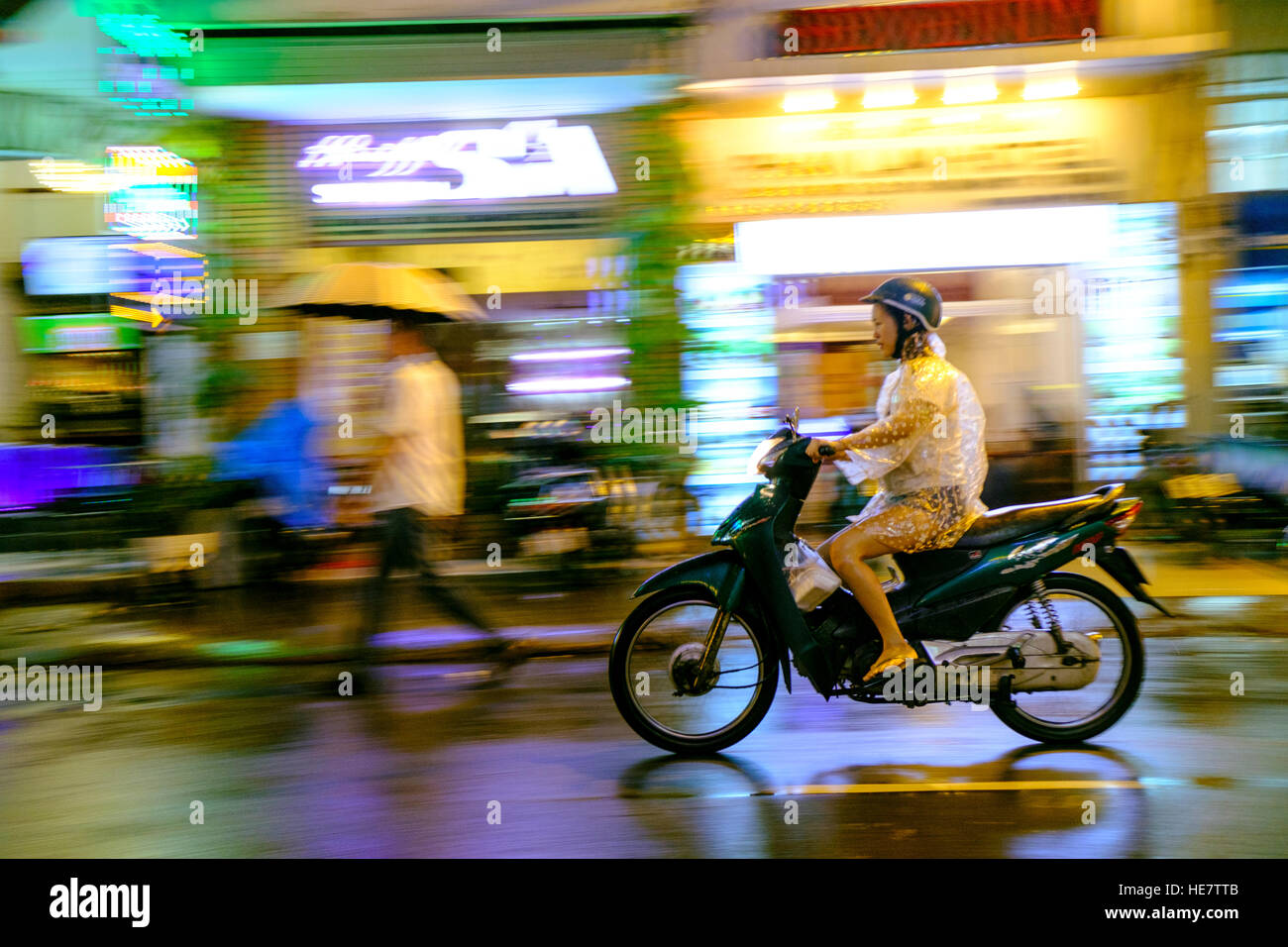 Motorradfahrer im Regen in Vietnam Stockfoto