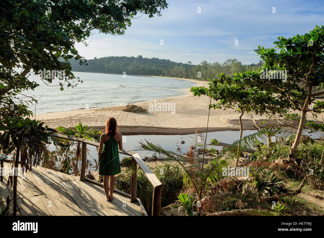 Eine junge Frau blickt auf einem einsamen Strand Kaktus Resort, Koh Ta Kiev, Sihanoukville, Kambodscha Stockfoto