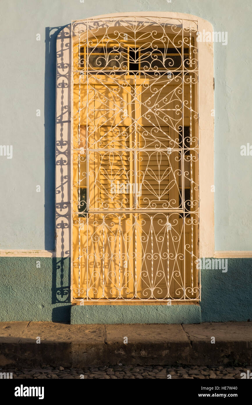 Reich verzierte schmiedeeiserne Kunstschmiedearbeiten Bars auf ein Fenster zur Straße ein Haus in Trinidad, Kuba Stockfoto