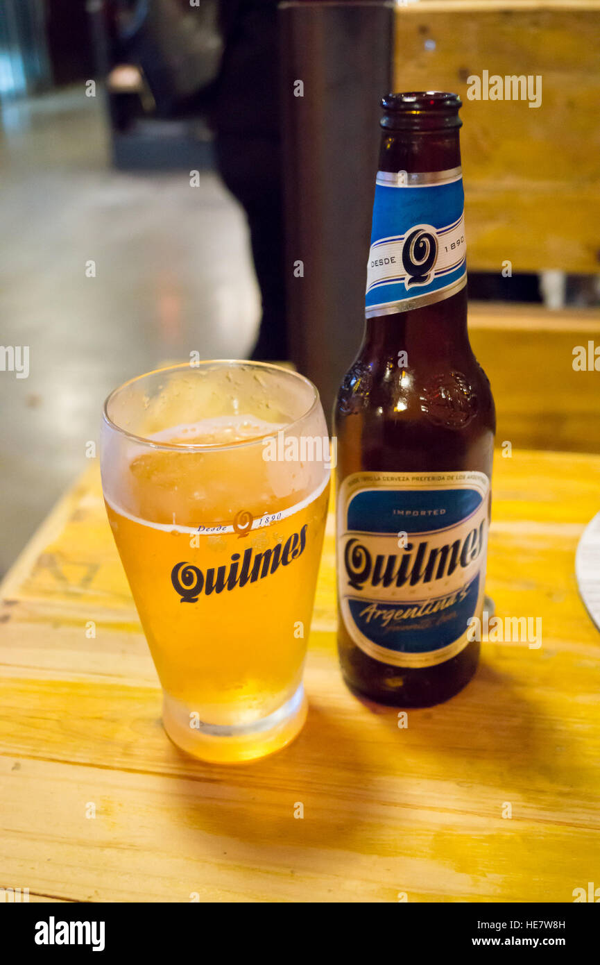 Glas und Flasche argentinischen Lagerbier "Quilmes", "El Chanta" argentinische Bar, LX Factory, Lissabon Portugal Stockfoto