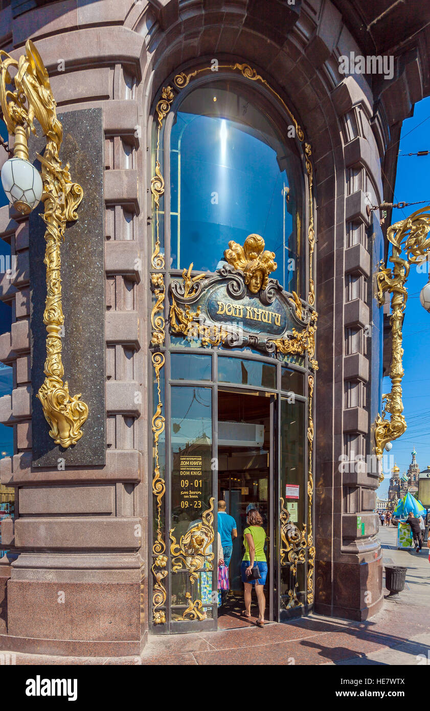 Sankt PETERSBURG, Russland - 26. Juli 2014: Touristen kommen in das Haus des Zinger mit dem berühmten Café und Buchladen Stockfoto