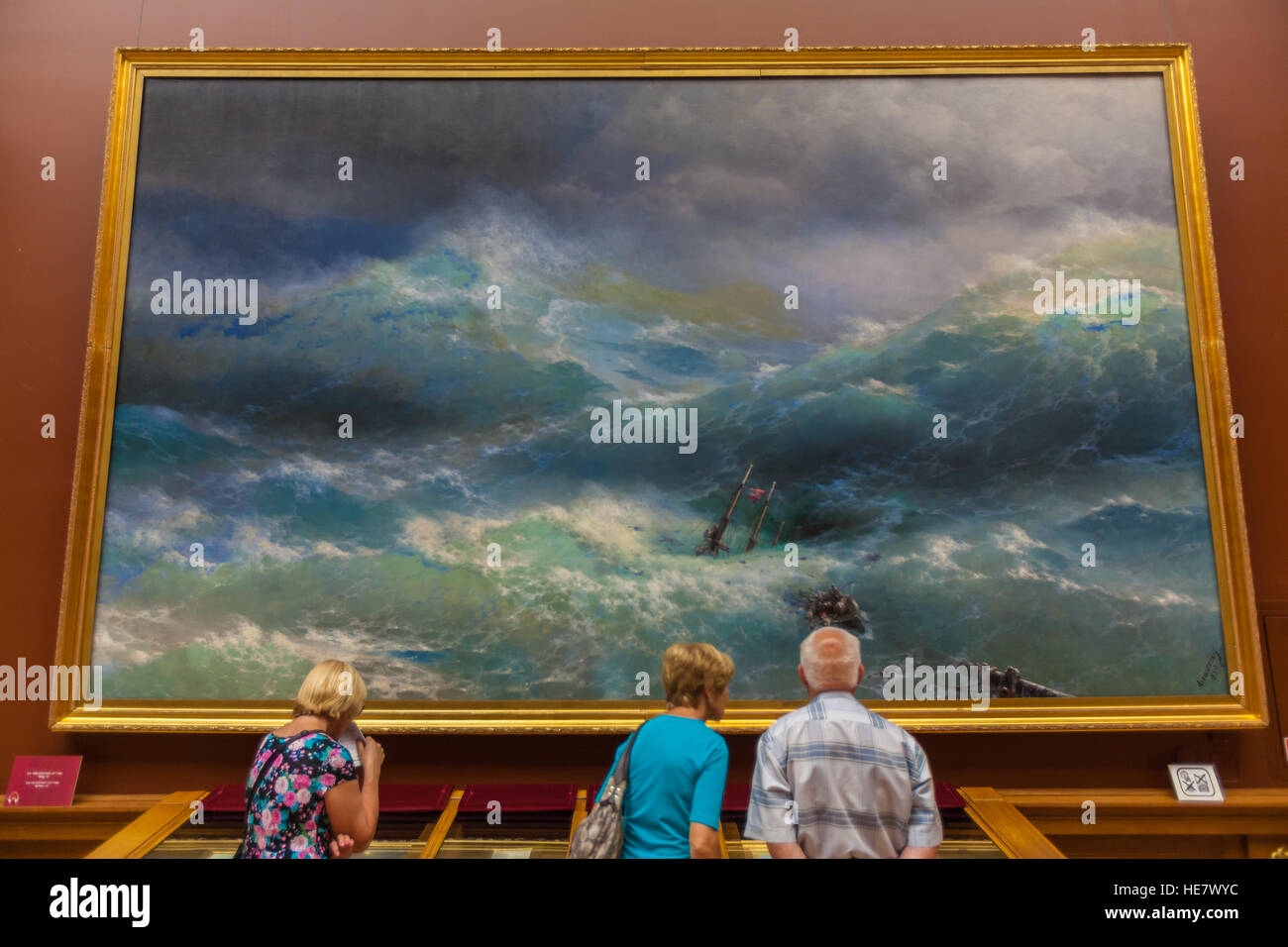 Sankt PETERSBURG, Russland - 26. Juli 2014: Besucher vor dem Gemälde "die neunte Welle" von Ivan Aivazovsky Stockfoto