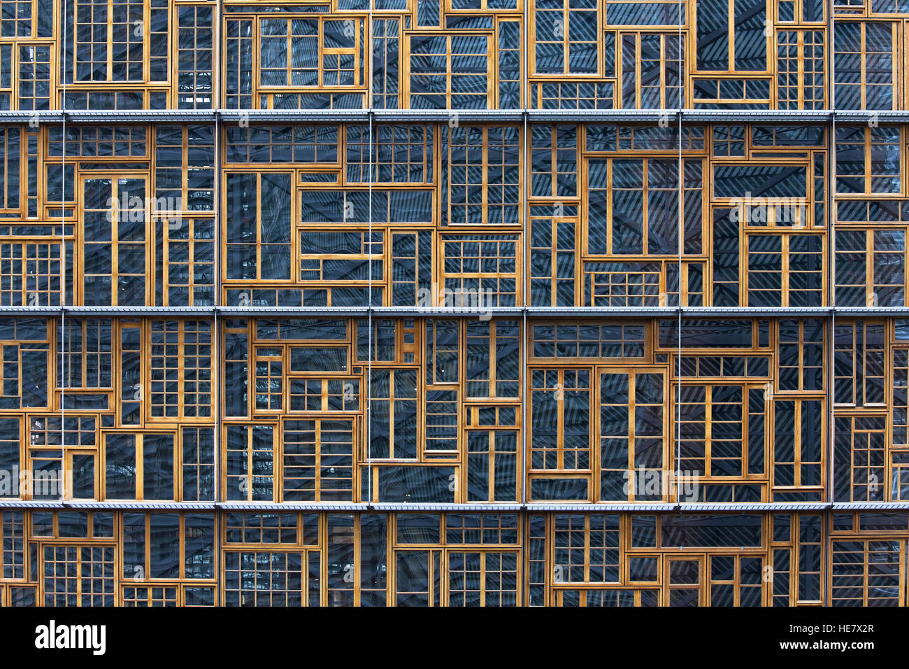 Fassade des Blocks A des Europa-Gebäudes in Brüssel, Belgien, entworfen von Philippe Samyn & Partner. Stockfoto