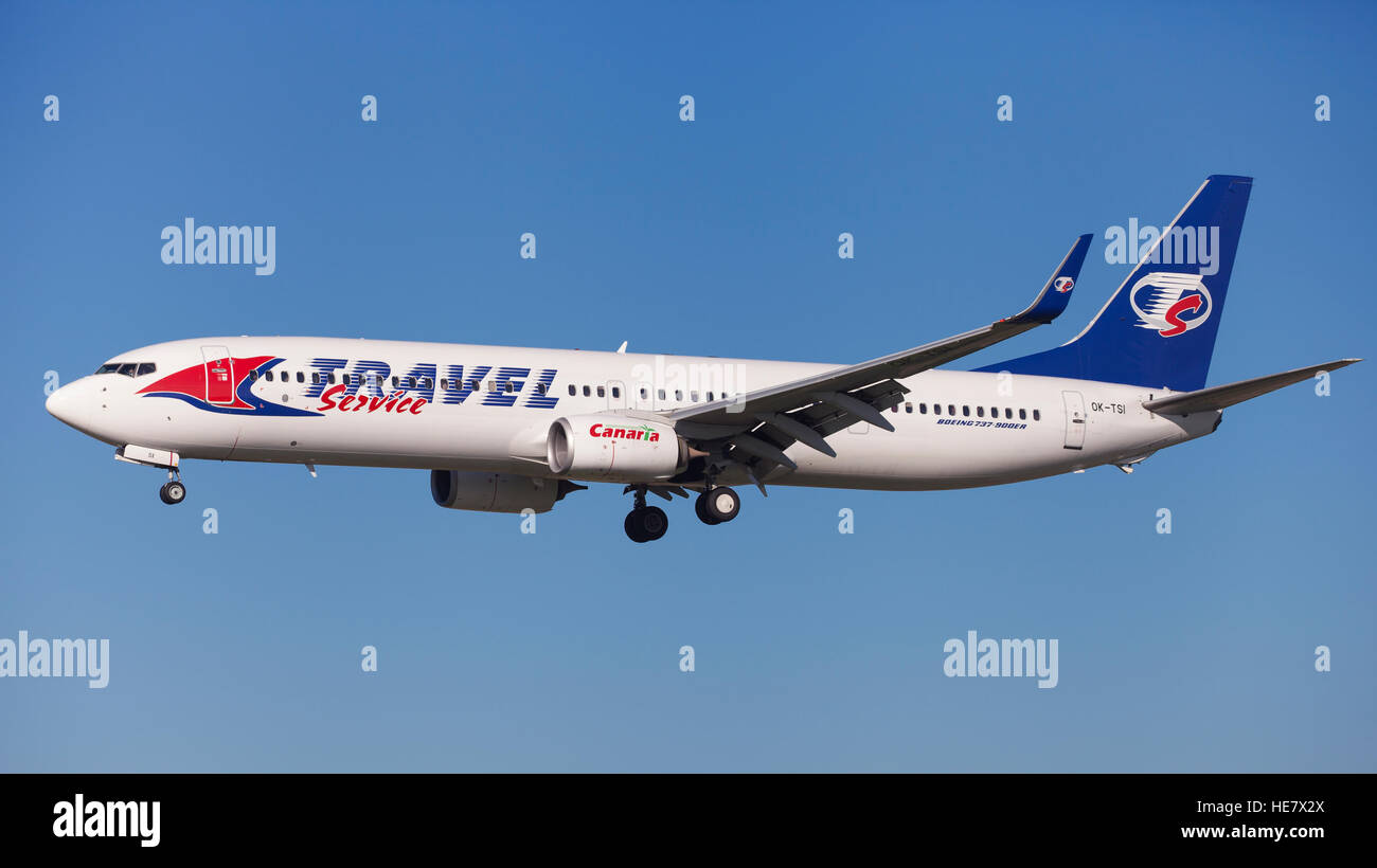 Reisen Sie Service Boeing 737-900ER nähert sich zum Flughafen El Prat in Barcelona, Spanien. Stockfoto