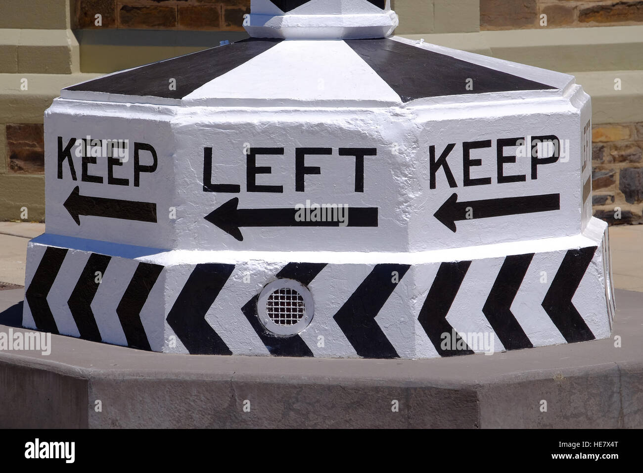 Ein 'Keep Left' Zeichen in Australien Stockfoto