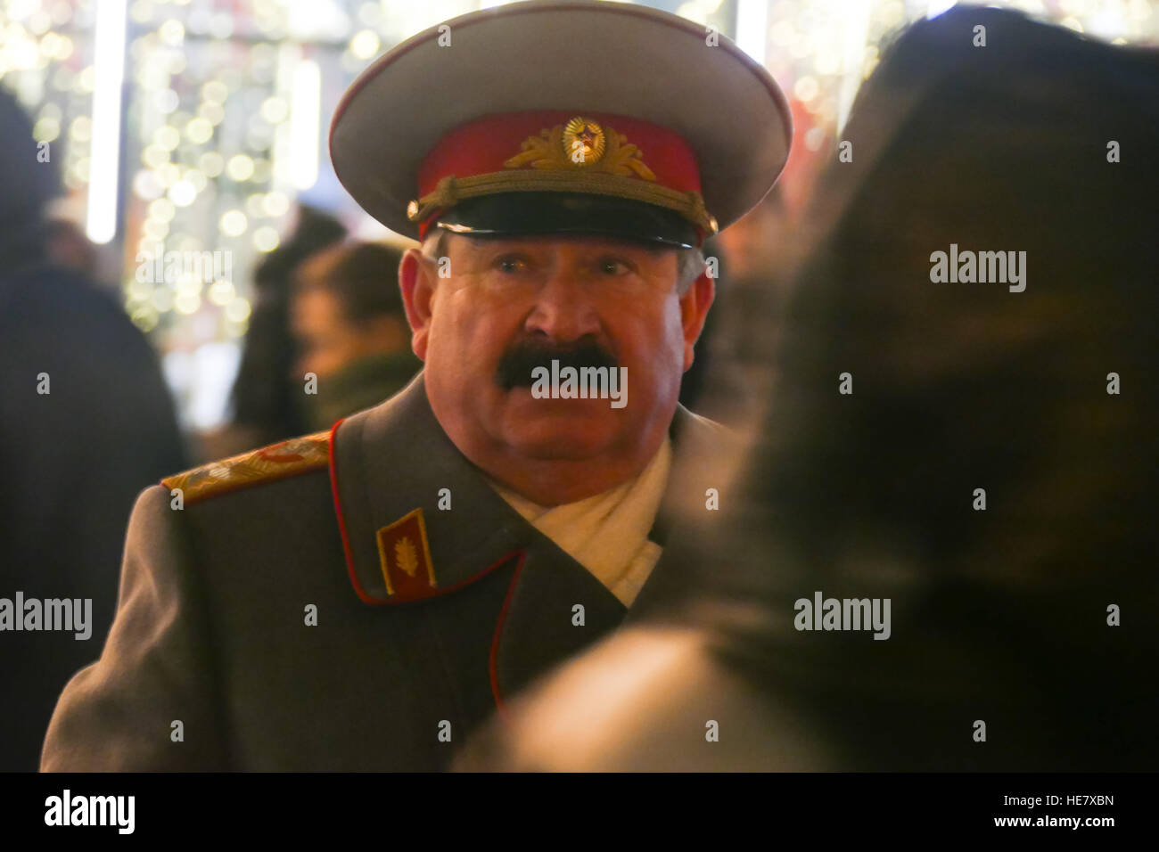 Russland-Moskau im Dezember 2016. Stalin auf der Straße am Abend Stockfoto