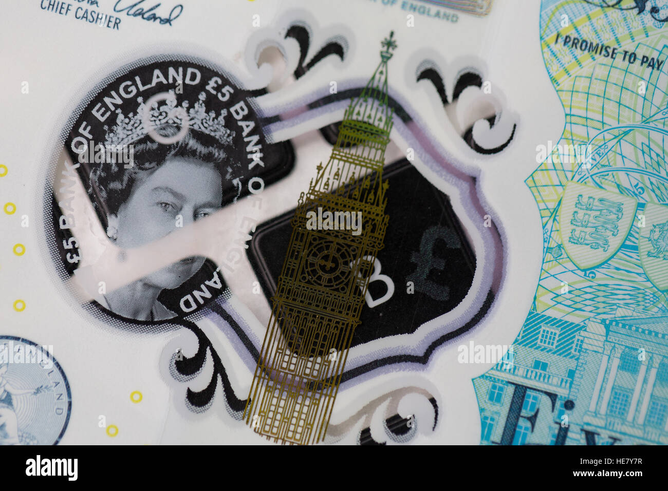 Die neue 2016 Polymer-fünf-Pfund-Note auf einer Computertastatur Stockfoto