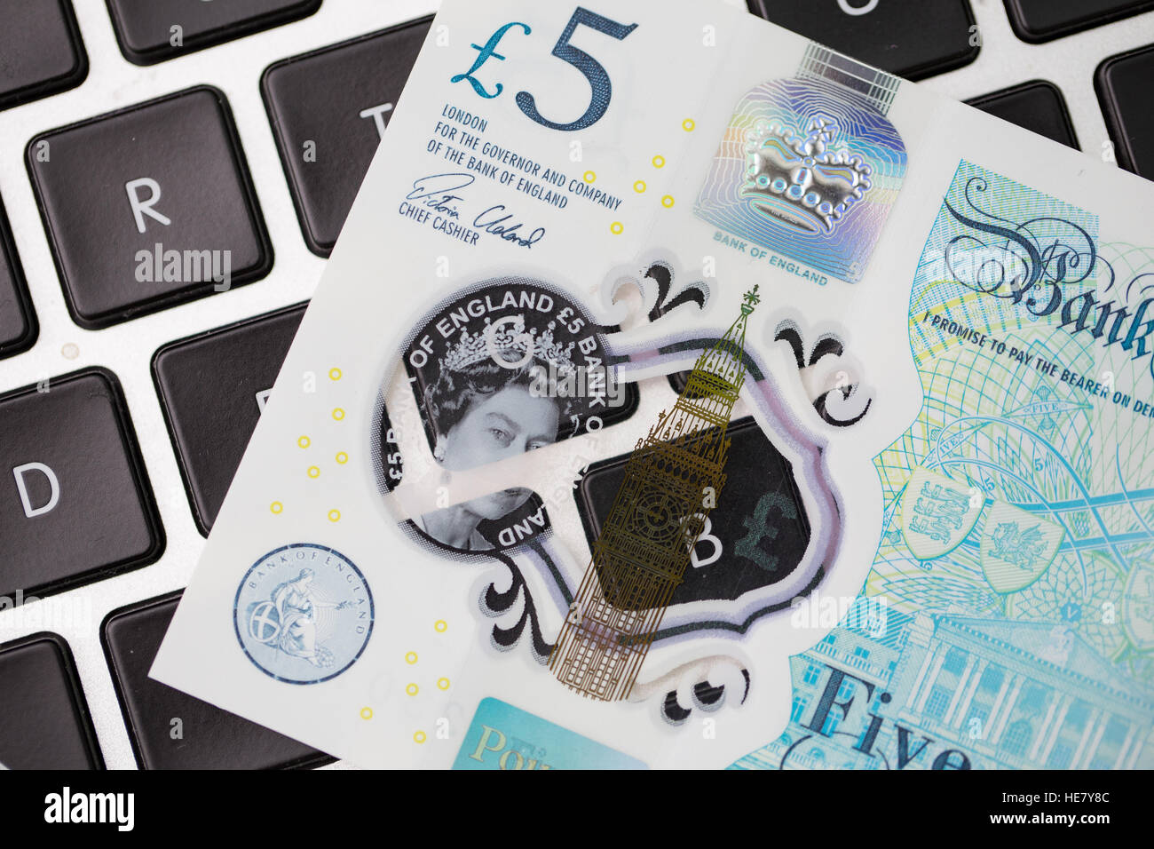 Die neue 2016 Polymer-fünf-Pfund-Note auf einer Computertastatur Stockfoto