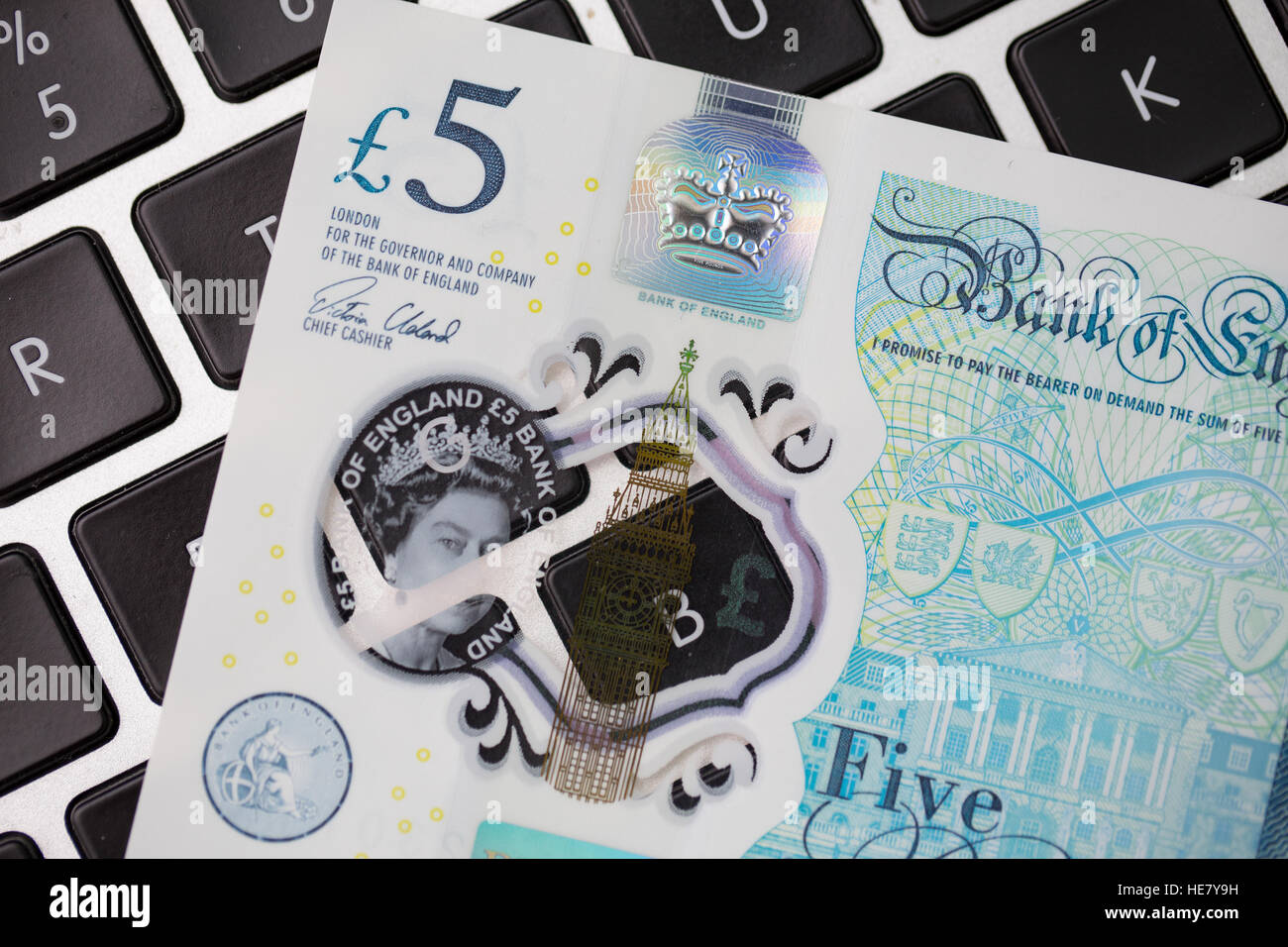 Die neue 2016 Polymer-fünf-Pfund-Note auf einer Computertastatur Stockfoto