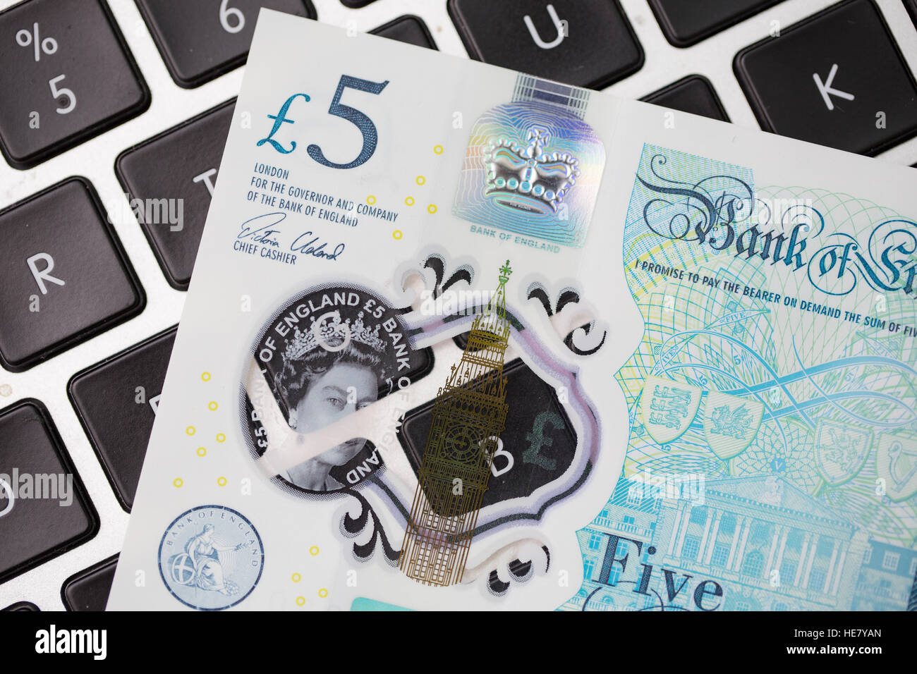 Die neue 2016 Polymer-fünf-Pfund-Note auf einer Computertastatur Stockfoto