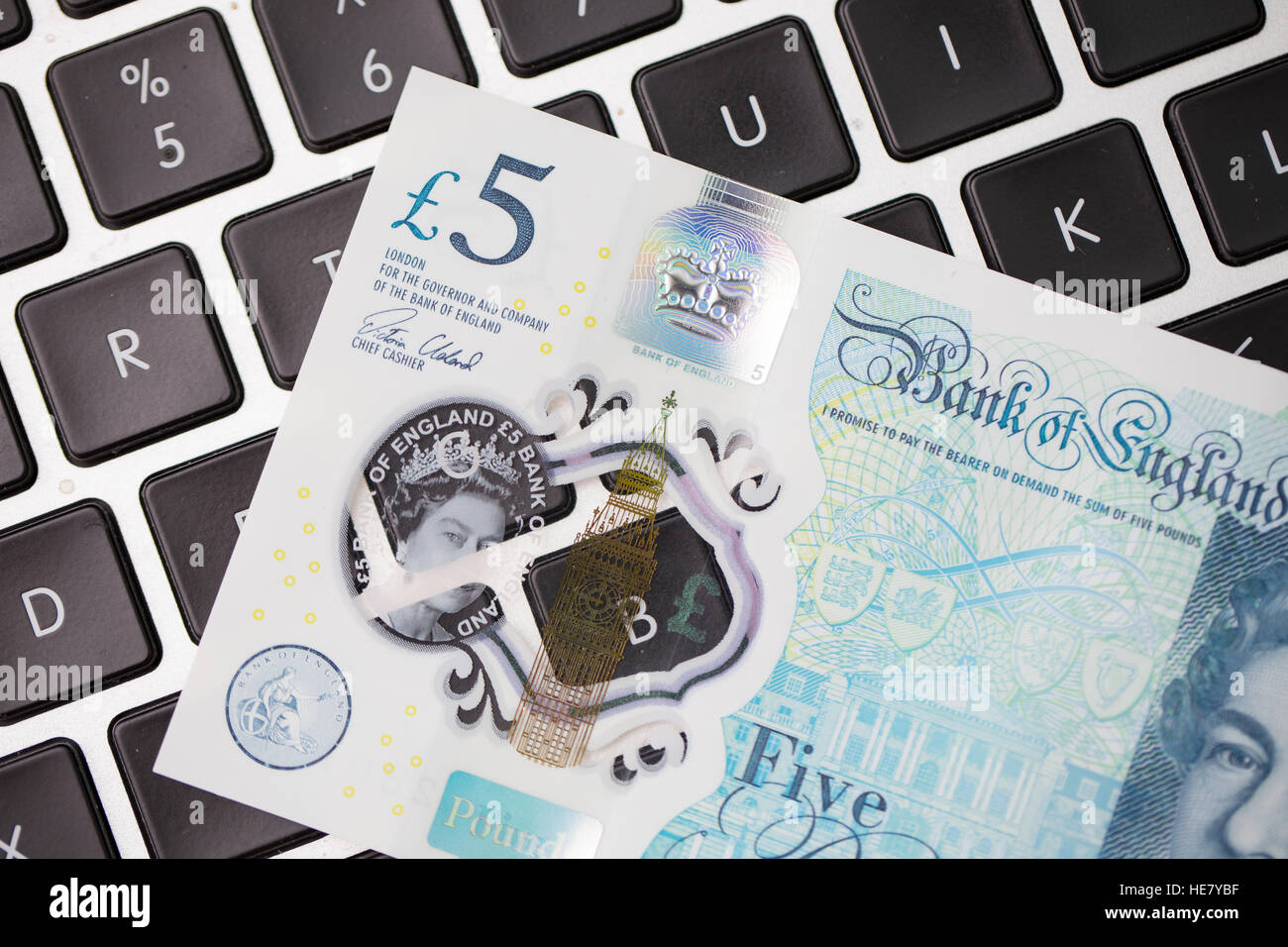Die neue 2016 Polymer-fünf-Pfund-Note auf einer Computertastatur Stockfoto