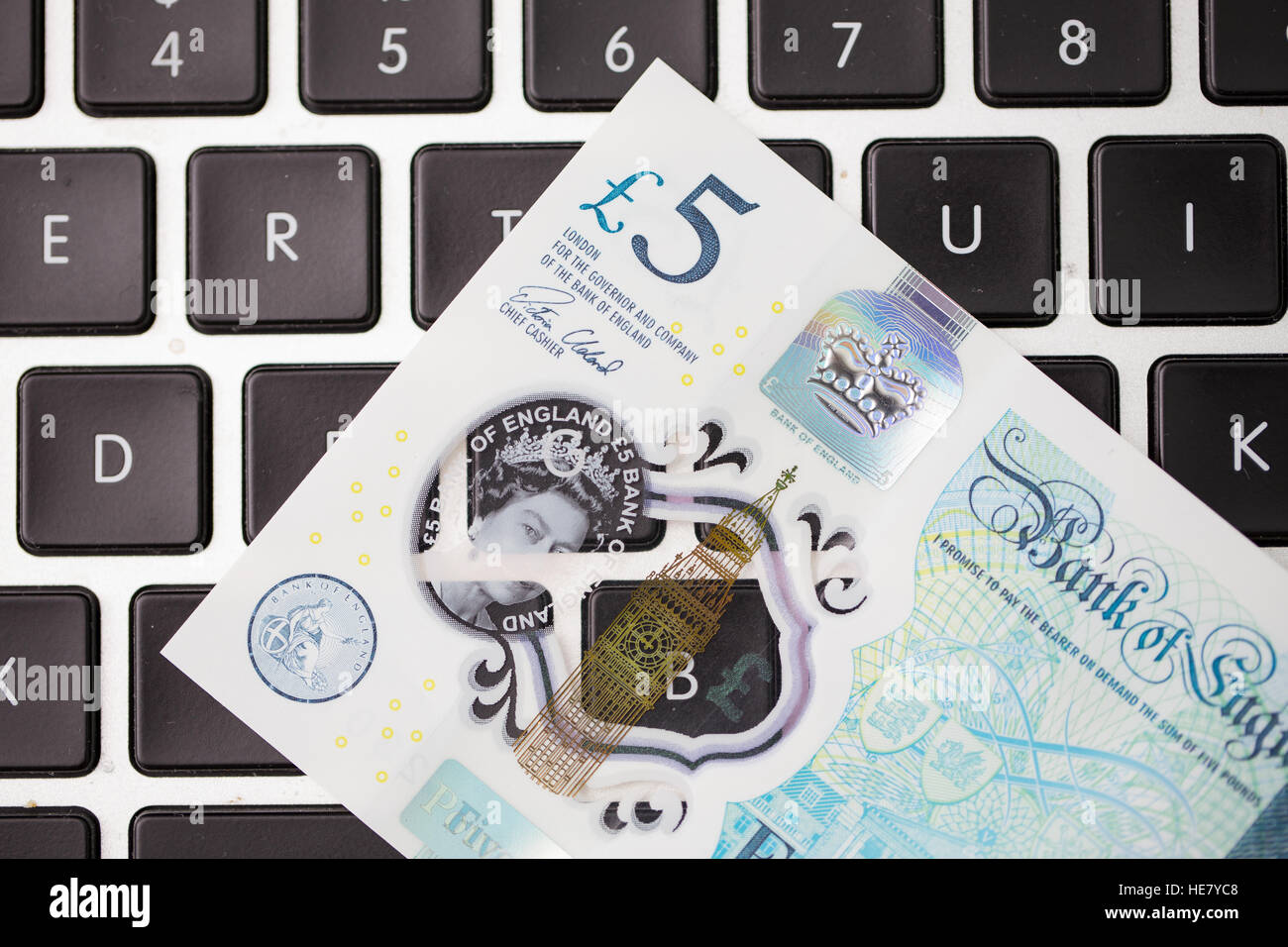 Die neue 2016 Polymer-fünf-Pfund-Note auf einer Computertastatur Stockfoto