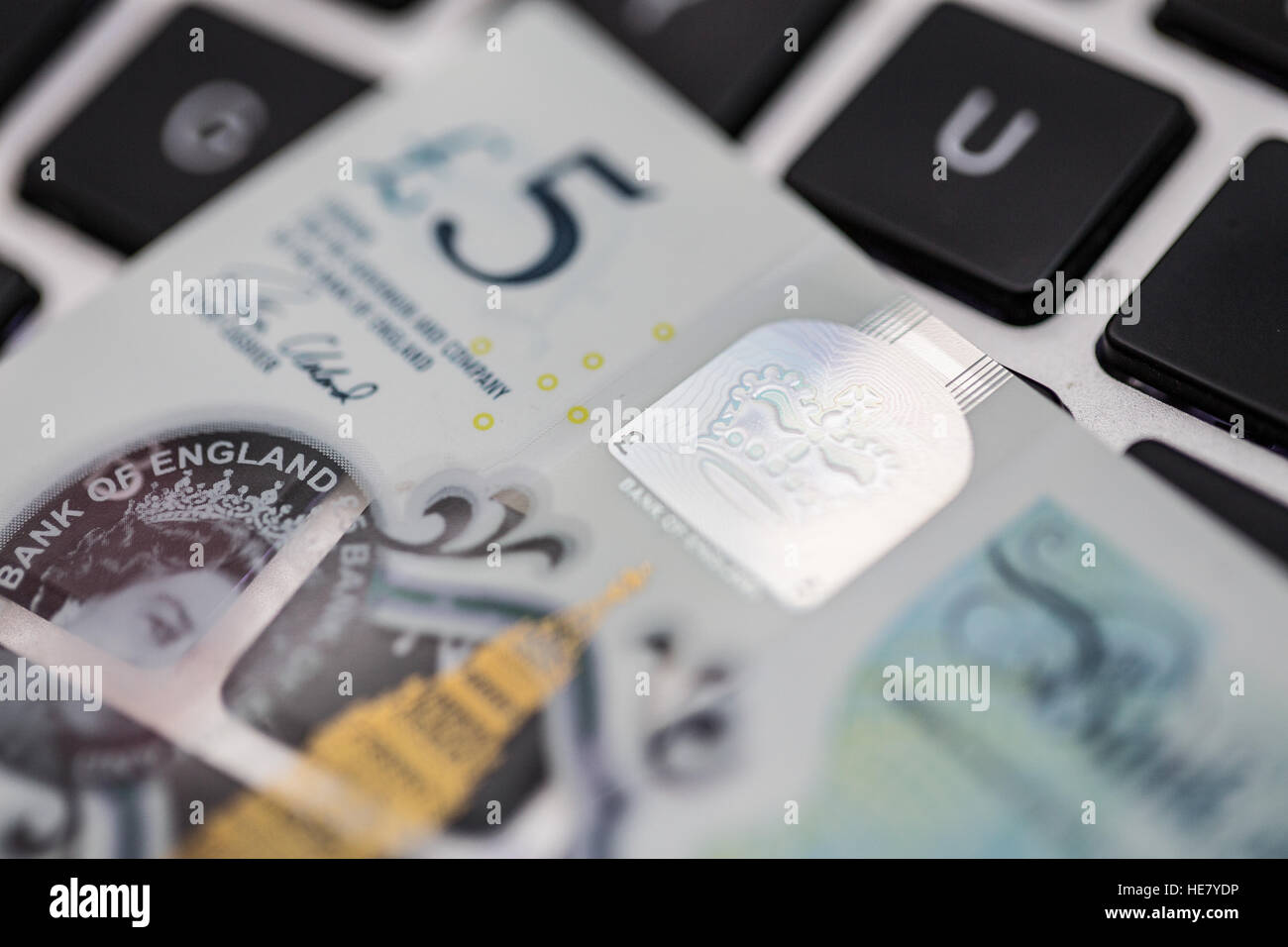 Die neue 2016 Polymer-fünf-Pfund-Note auf einer Computertastatur Stockfoto