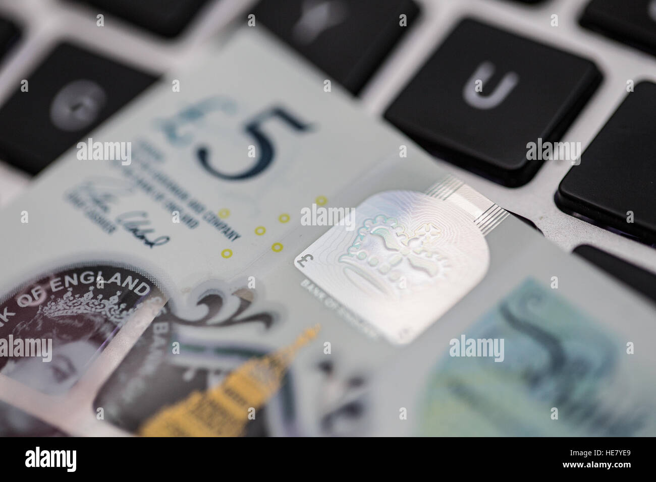 Die neue 2016 Polymer-fünf-Pfund-Note auf einer Computertastatur Stockfoto