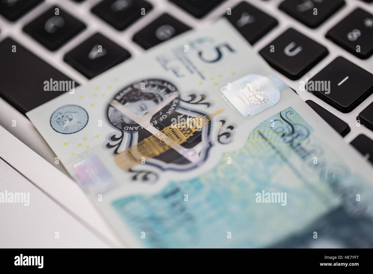 Die neue 2016 Polymer-fünf-Pfund-Note auf einer Computertastatur Stockfoto