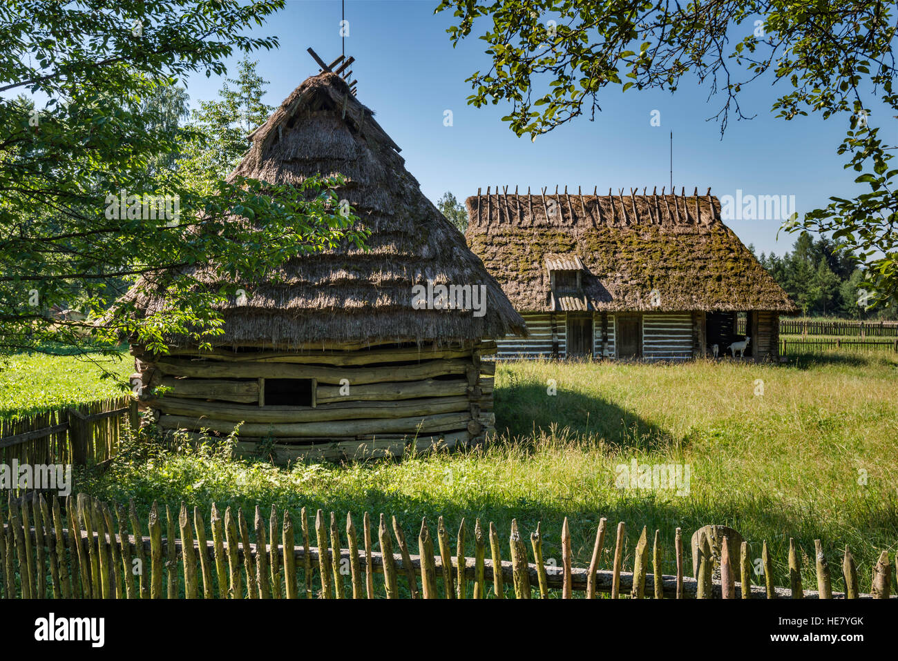 Zwei Gebäuden Gehöft Naturstammhaus Haus und Scheune, Pogorzanie (Polnisch Uplanders) ethnische Gruppe, ländliche Architektur Museum in Sanok, Kleinpolen, Polen Stockfoto