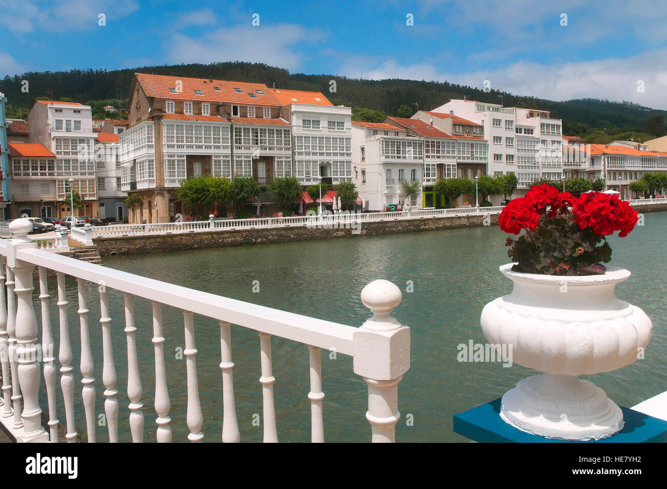 Stadtblick mit Fluss Condomiñas, Cedeira, La Coruña Provinz, Region Galicien, Spanien, Europa Stockfoto