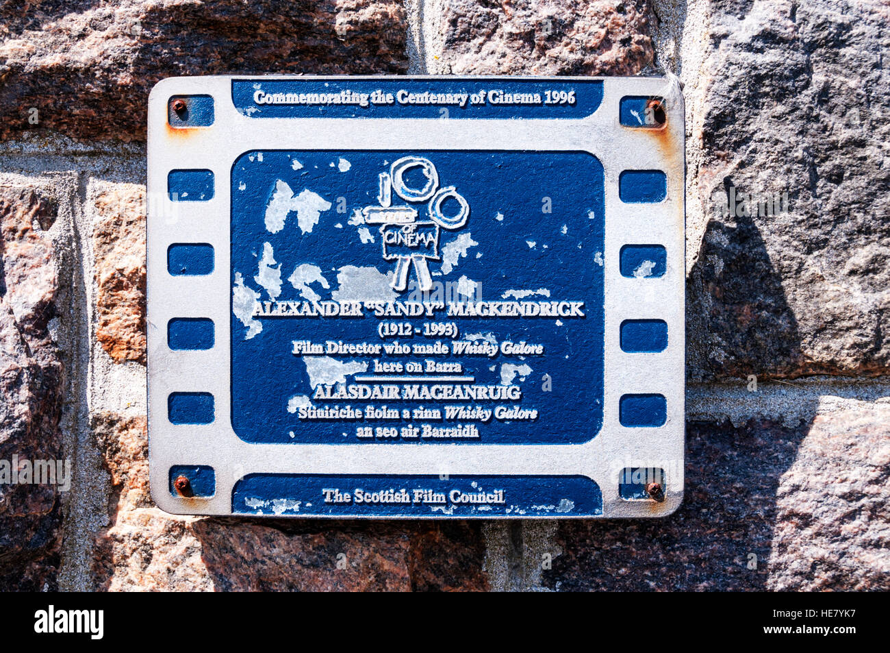 Schild am Castlebay auf Barra zum Gedenken an die Hundertjahrfeier des Kinos im Jahr 1996 erinnert Alaxander Sandy Mackendrick, Direktor des Whisky Galore. Stockfoto