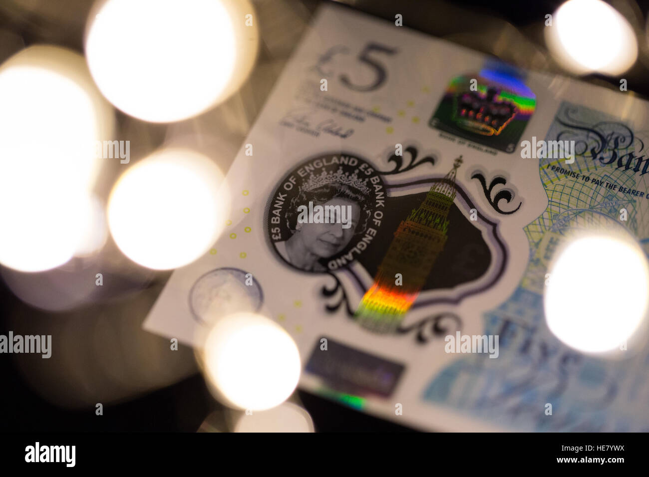Nahaufnahme von der neuen 2016 Polymer-fünf-Pfund-Note mit verschwommenen Lichtern im Vordergrund. Stockfoto