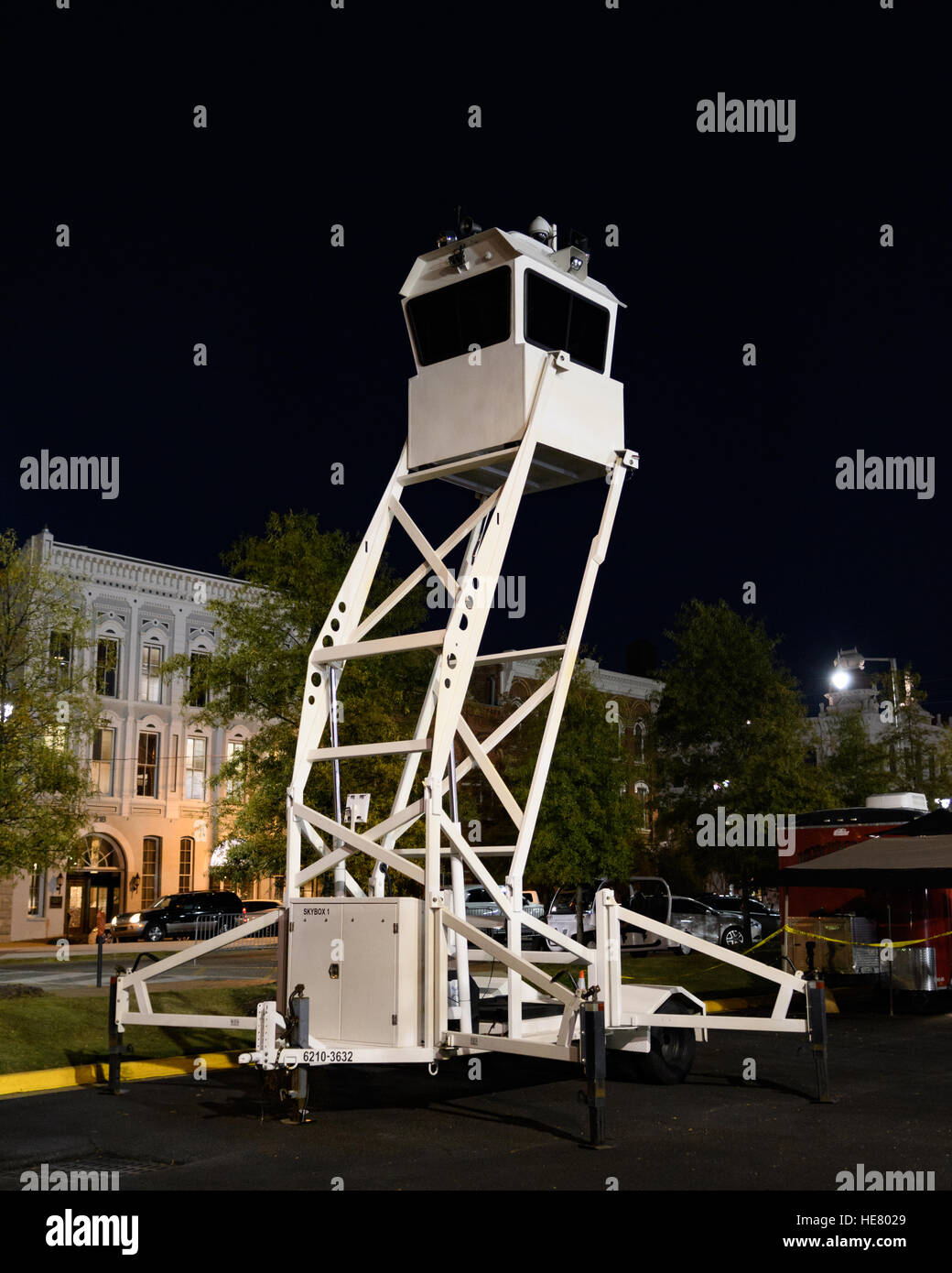 Der Polizeibeobachtungsturm wurde vollständig erweitert auf einem Parkplatz in Montgomery, Alabama, USA. Stockfoto