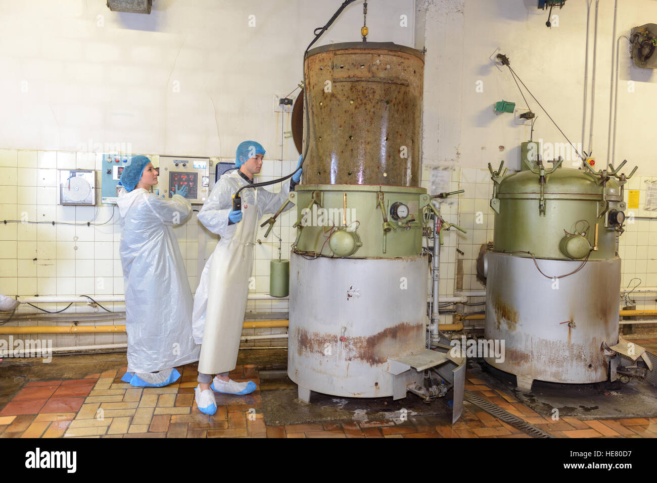 Fabrik-Aktivisten, die Arbeit mit großen Fässern Stockfoto