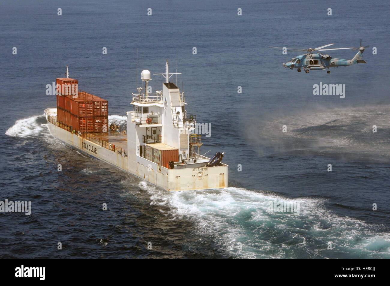 Sikorsky SH-60F Seahawk Hubschrauber nähert sich eine Frachtschiff während der zusammengesetzte Einheit Übung vor der Küste von Süd-Kalifornien 14. Mai 2009 im Pazifischen Ozean. Stockfoto