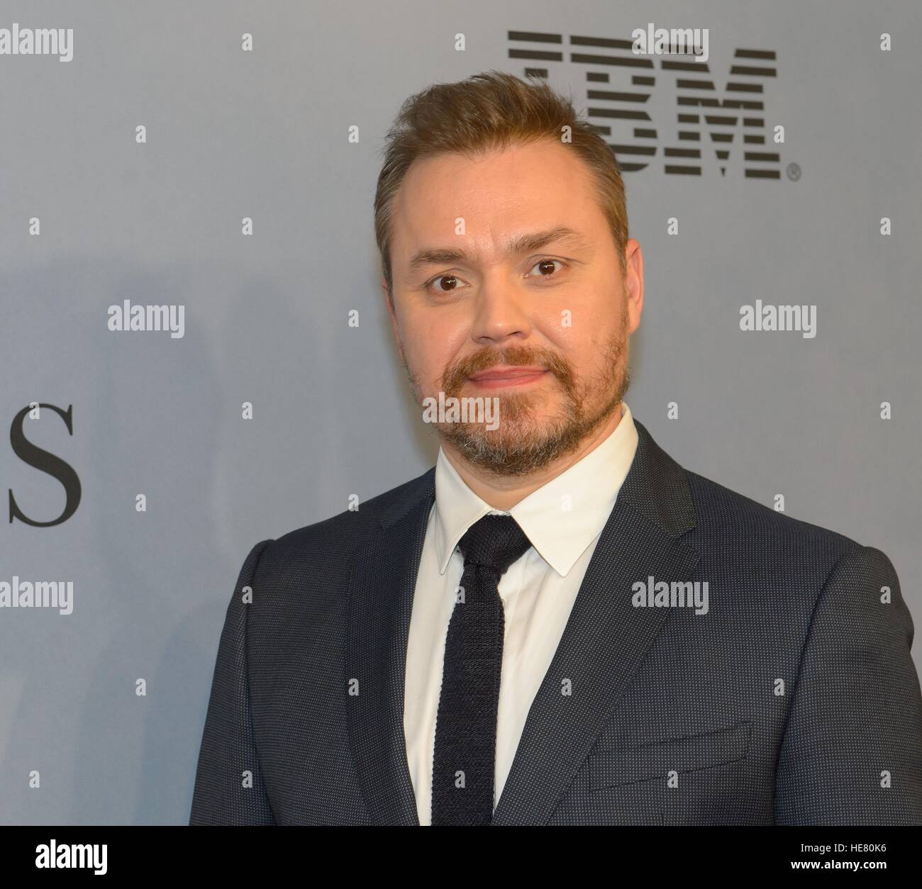 Regisseur Theodore Melfi geht die roten Teppich während der globalen Feier für den Film versteckt Zahlen im Teatro SVA 10. Dezember 2016 in New York City, New York. Der Film basiert auf der wahren Geschichte der afrikanisch-amerikanischen Frauen, die wie menschliche Computer während der Freundschaft 7-Mission im Jahr 1962 gearbeitet. Stockfoto