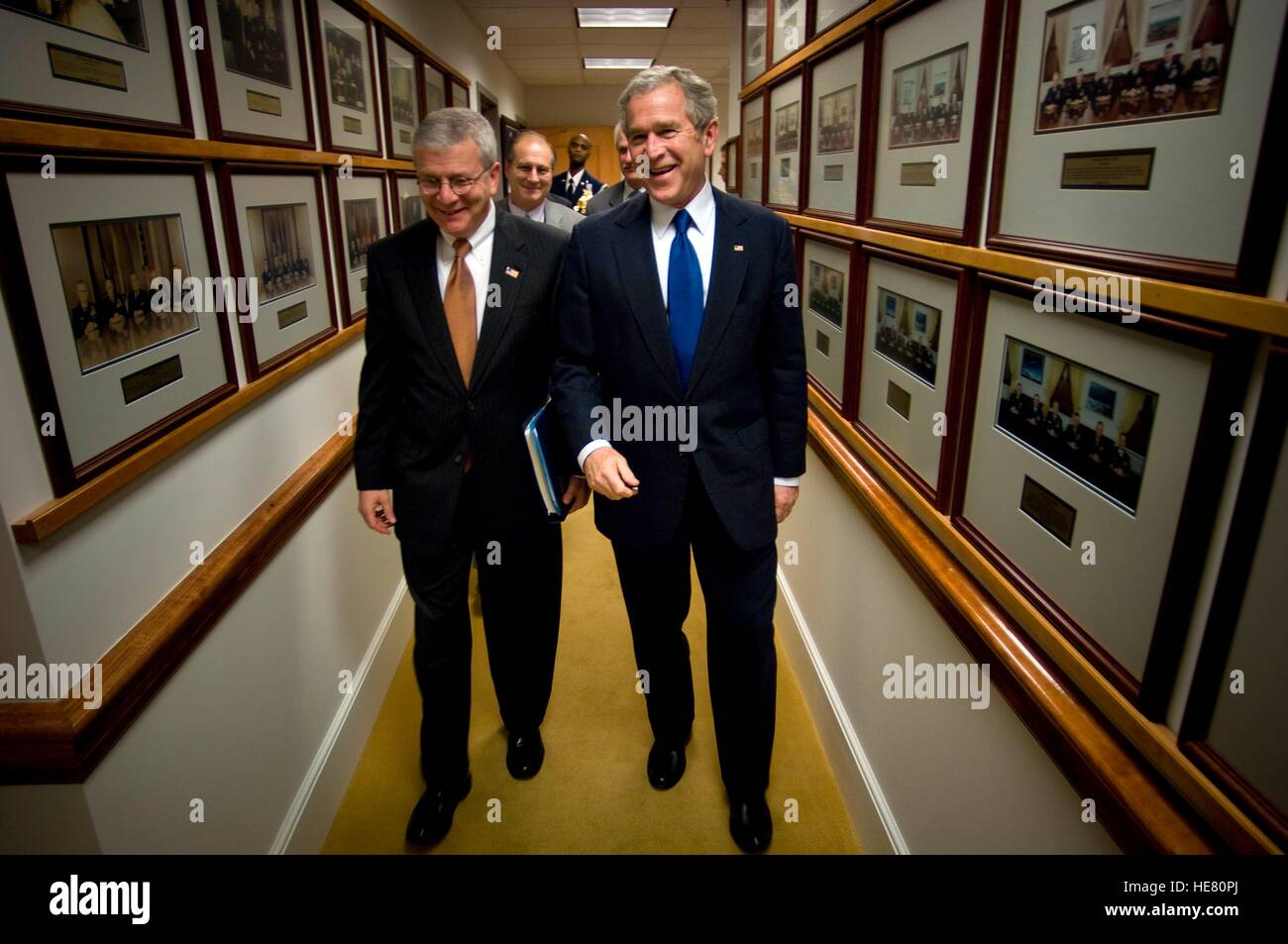 US-Präsident George W. Bush und Stabschef des weißen Hauses Josh Bolton Fuß durch einen Flur nach einem militärischen treffen im Pentagon 29. November 2007 in Washington, DC. Stockfoto
