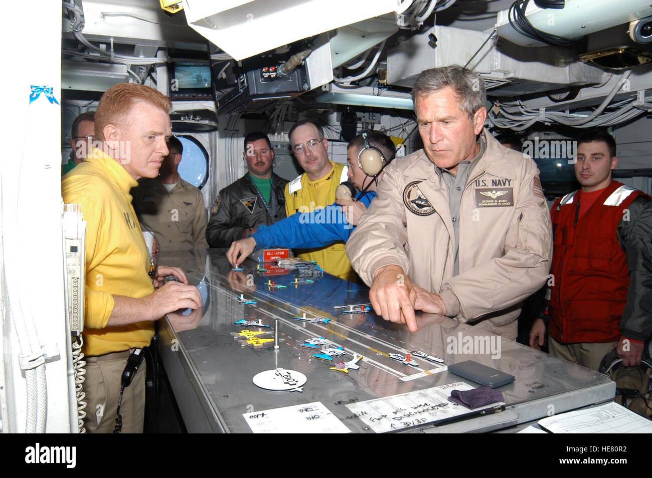 US-Präsident George W. Bush tourt den Flugdeck Kontrollraum an Bord der USN Nimitz-Klasse-Flugzeugträger USS Abraham Lincoln 1. Mai 2003 im Pazifischen Ozean. Stockfoto