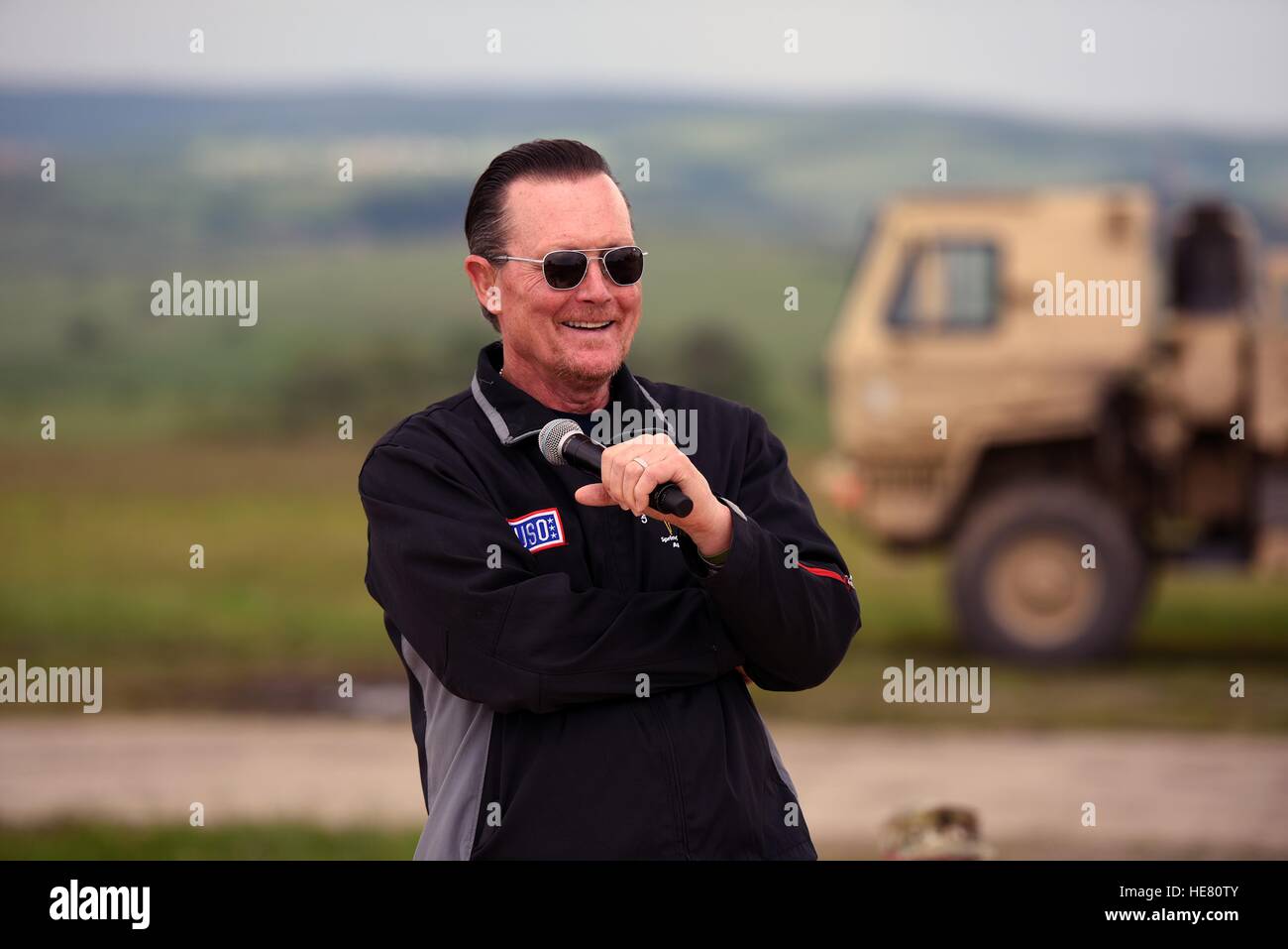 Schauspieler Robert Patrick unterhält U.S. und rumänische Truppen während der allerersten National Guard USO show im Trainingsbereich Cincu 20. Mai 2016 in Cincu Rumänien. Stockfoto