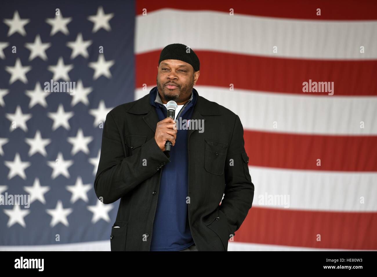 Ehemaliger NBA Basketballspieler Sam Perkins spricht mit Truppen während der allerersten National Guard USO Tour Camp Bondsteel 17. Mai 2016 in der Nähe von Ferizaj, Kosovo. Stockfoto