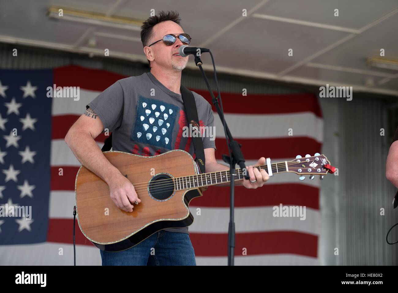 Timothy Teague spielt Gitarre für Country-Sänger Jarrod Niemann während der allerersten National Guard USO Tour am Camp Bondsteel 17. Mai 2016 in der Nähe von Ferizaj, Kosovo. Stockfoto