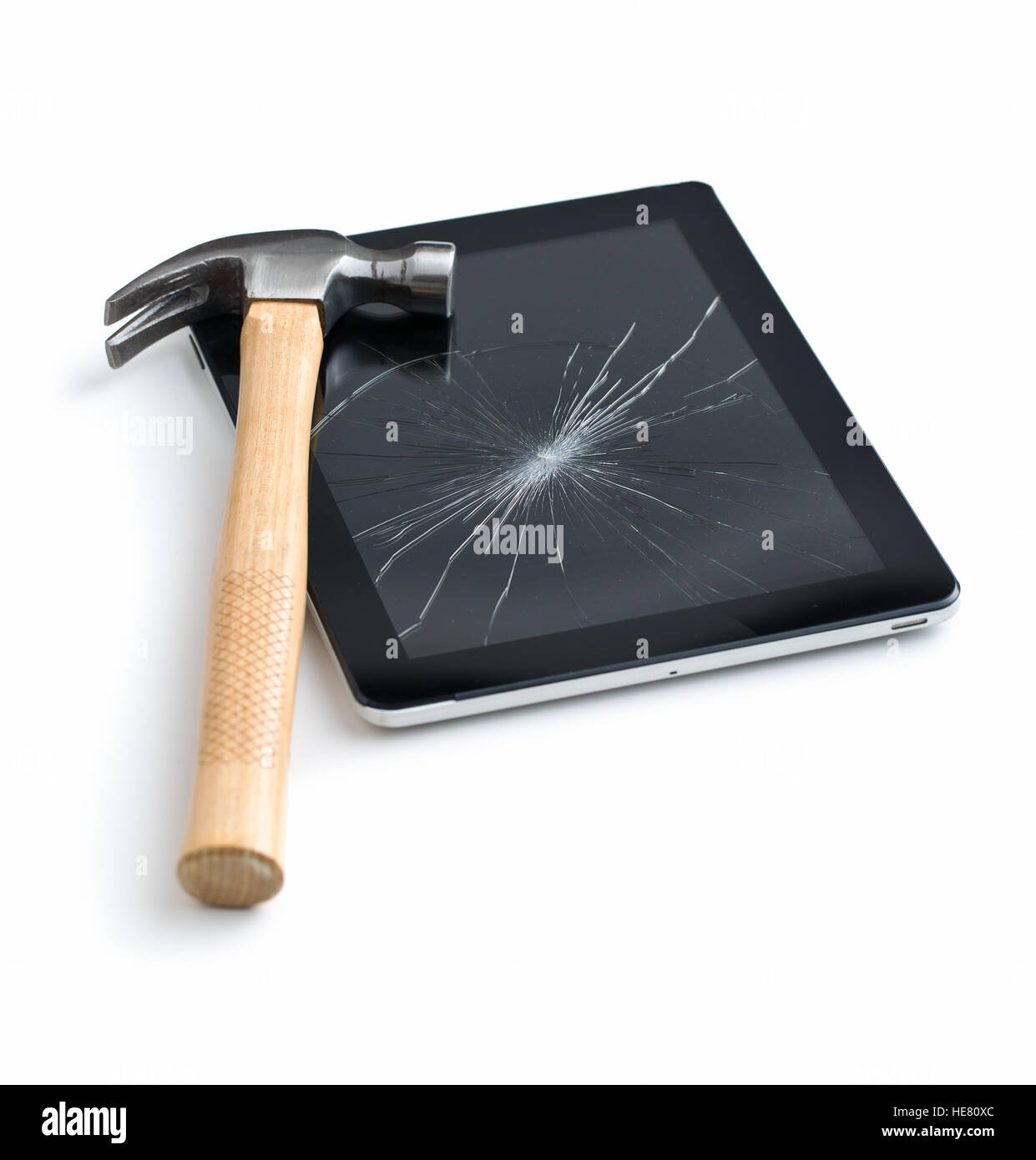 Tablet-Bildschirm mit einem Hammer gebrochen. Isoliert auf weißem Hintergrund. Stockfoto